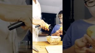 Эвелина Бледанс поделилась забавным видео с особенным сыном на кухне