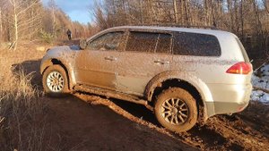 Land Cruiser 100 и Pajero Sport по весенней грязи