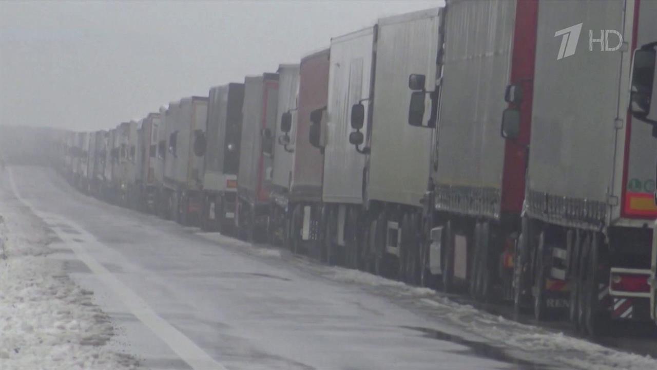 Еще один украинский дальнобойщик умер в очереди на границе с Польшей