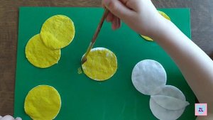 Аппликация для детей. Цыплята из ватных дисков