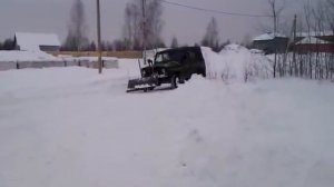 УАЗ чистит снег