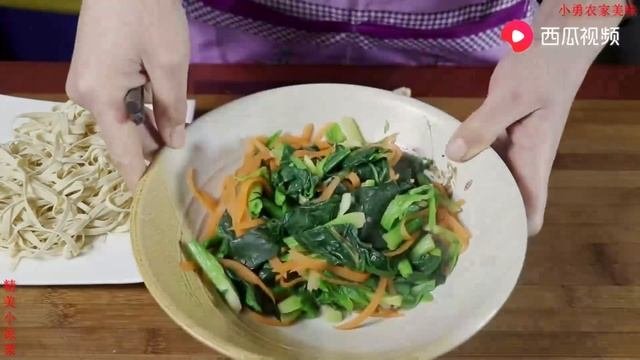 【农家的小勇】教你做“排骨蔬菜煲”，肉质软嫩入味、汤汁香辣，比吃涮锅还过瘾