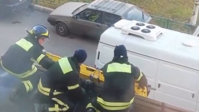 Спасатели снимают погибшего мужчину с козырька подъезда смотреть онлайн
