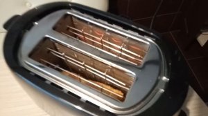 Тостер жарит хлеб