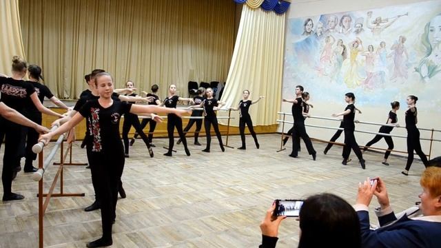 РОНД ДЕ ЖАМБ ПАРТЕР + ФОНДЮ на открытом занятии в Народном ансамбле танца РАДОСТЬ, г. Днепропетровс