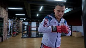 Тренировка по боксу, отрабатываем удары на лапах и в спаринге