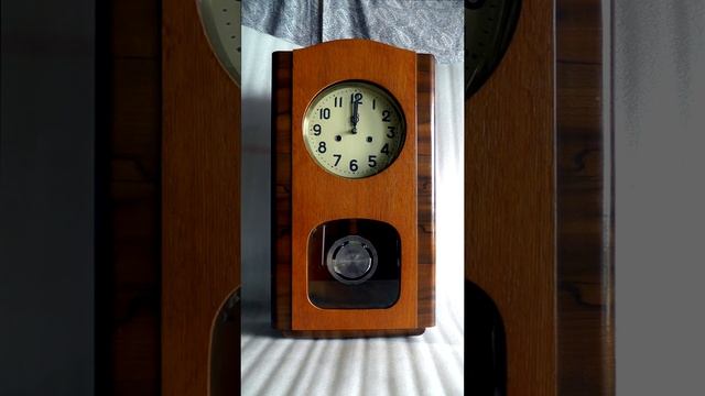 Часы настенные, с маятником и боем. смотреть онлайн