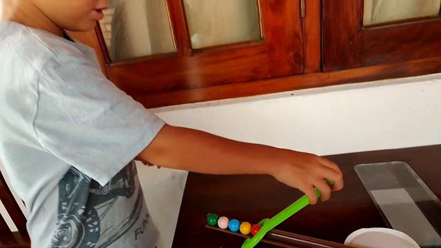 Прикол с шариками и горкой. Детское изобретение смотреть онлайн