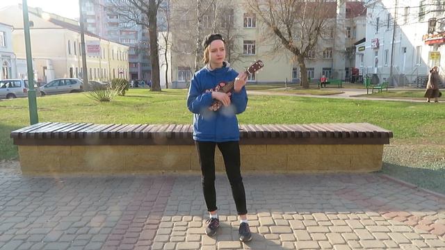Уличная музыкантша Анастасия исполняет песню: Паліны Рэспублікі "Красавік" смотреть онлайн