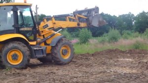 Работа планировщика JCB 3CX на отсыпке земельного участка в Калининграде