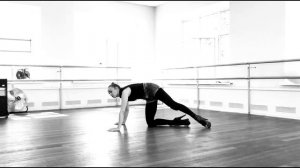 Комбинация с класса: небольшой выпрыг в партере и  перекат с плеча на живот