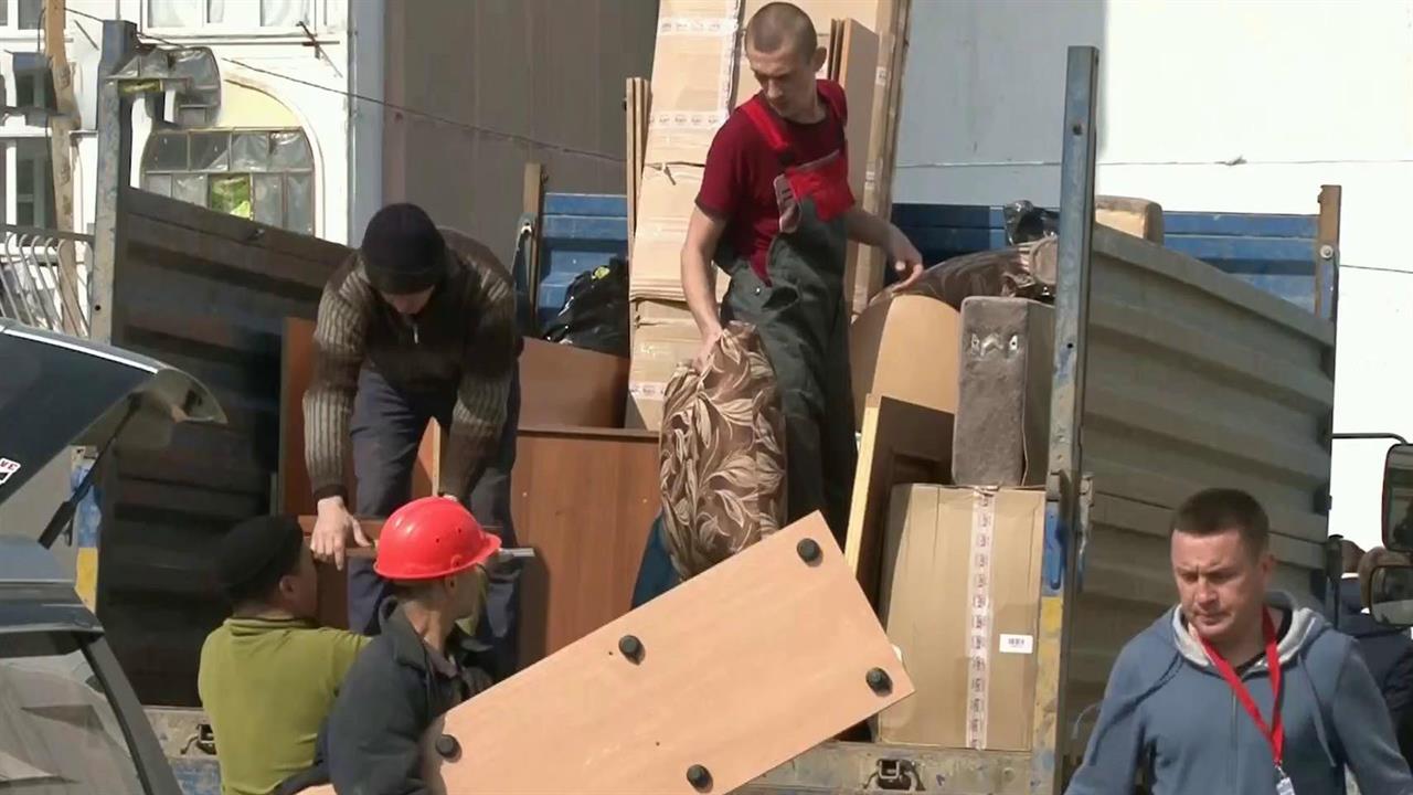 Крымчане, чьи дома попали в зону строительства моста через Керченский пролив, празднуют новоселье