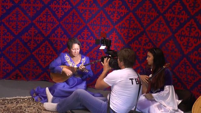 Телеоператор работает. Домбристка играет Ораза айт в саратовском ауле. смотреть онлайн