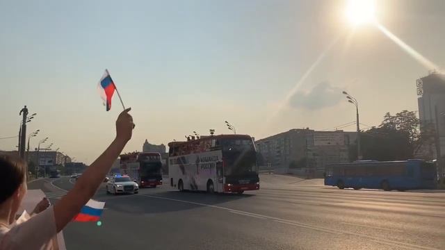 Автобусы с российскими олимпийцами 9 августа едут по Москве на Красную площадь смотреть онлайн