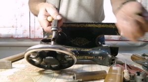 Снятие главного вала и устранение люфта на верхней головке шатуна швейной машины Подольск (Часть 1)