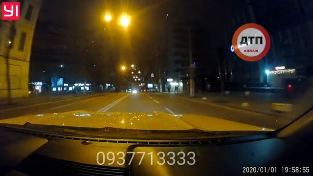 В Киеве на Артема неизвестный на белом Мустанге на Луганских номерах пугает женщин на дороге. Поли смотреть онлайн