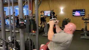 Тяга верхнего блока узким хватом