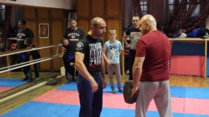 Самозащита для детей. Владимир Кучма. Удар в пах рукой.