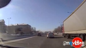 Девушка за рулем Шевроле Круз.