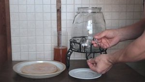 Специальный сливной краник для банки под чайный гриб