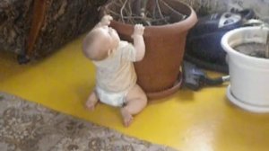 Маленькая Настя учится вставать.
