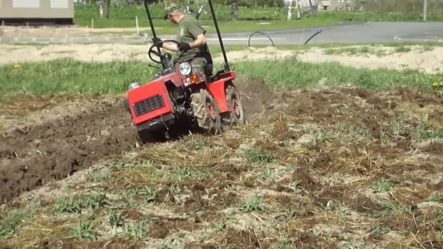 минитрактор мтз-132н вспашка.MP4