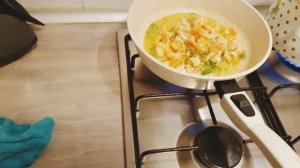 Паста фитучини с креветками и шпинатом в сливочном соусе)