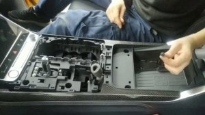 AUDI Q8 RS Установка верхней панели центральной консоли.