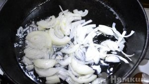 Спагетти с куриным филе и соевым соусом