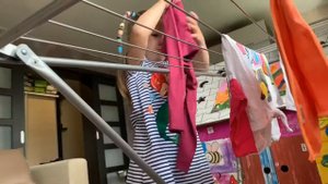 Даша помогает больной маме
