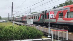 Проезжающий поезд гудит на станции 1710 км в день 30-летия катастрофы