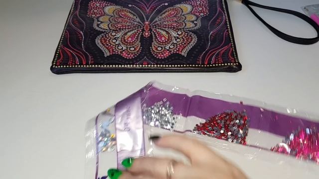 Сумочки - косметички, которые нужно самостоятельно выложить стразами. Алмазная вшивка развивается смотреть онлайн