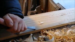 Сборный стол на клиньях из старых досок с помощью ручного..Collapsible table on wedges of old board