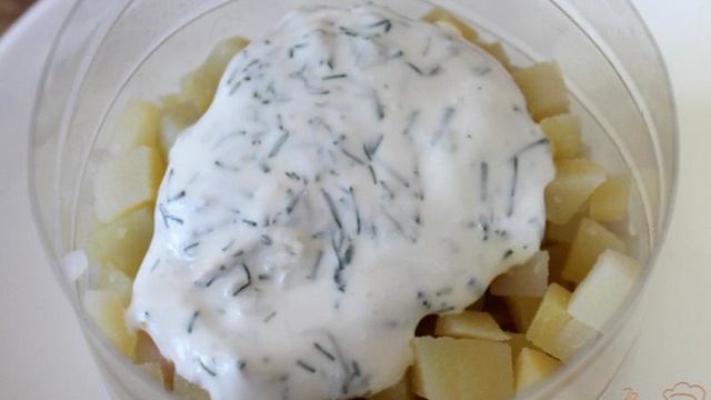 Слоеный салат из картофеля, моркови, соленого огурца и яиц.