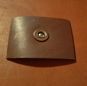 Кнопка клямерная. С отверстием на лице и с характерным щелчком при открывании.