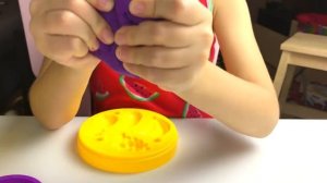 Маша лепит из пластилина Play Doh Фрукты и другие предметы. Поделки из Плей До для детей