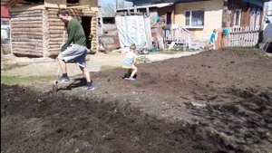 216/Сынок перекапывает огород/Высадили цветы/Сделали грядки