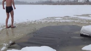 В прорубь после мобильной бани Мобиба