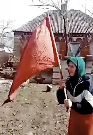 Бабушка с красным флагом
