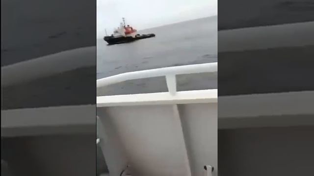 The wrecked cruiser Moskva, burning and towing the ship \ Відео крейсер Москва підбитий та горить