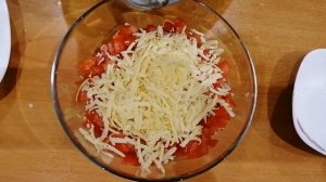 Салат из крабовых палочек с помидорами.Готовится очень быстро и получается вкусно.