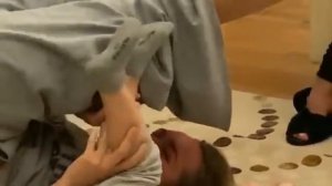 Стефания Маликова поет с 2-летним братом и занимается с ним зарядкой