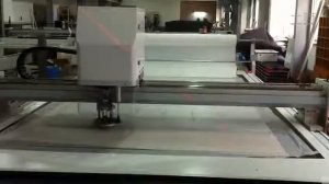 планшетный режущий плоттер в процессе ракроя и резки льняной ткани - резка для многослойной ткани