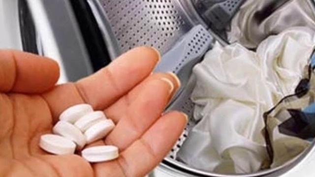 пять таблеток аспирина в стиральную машину вместе с грязными вещами. Лайфхак для отбеливания
