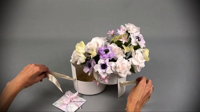 Подарочная композиция из бумажных цветов.