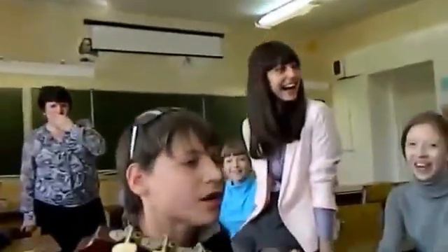 Зачитал реп в школе перед училкой!СПАЛИЛИ! смотреть онлайн