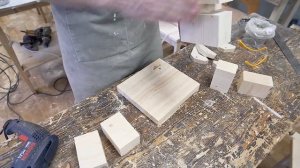 Необычная деревянная вешалка для одежды