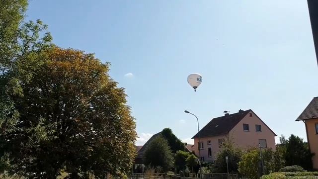 ВОЗДУШНЫЙ ШАР ....почти опускается на крышу дома в немецкой деревне! смотреть онлайн