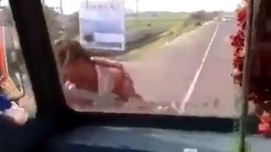 Индус водит автобус