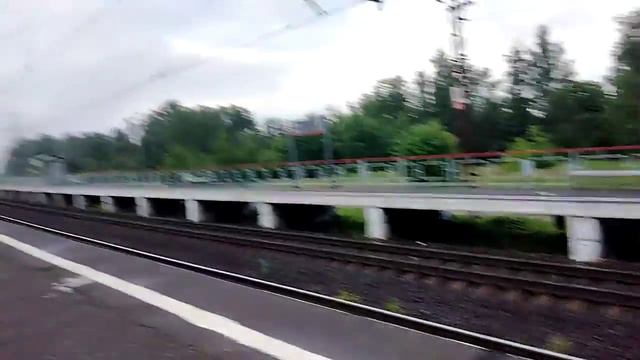 Электропоезд ЭП2Д прибывает на платформу Луч. Вид в сторону курского вокзала // 13.7.2020 смотреть онлайн